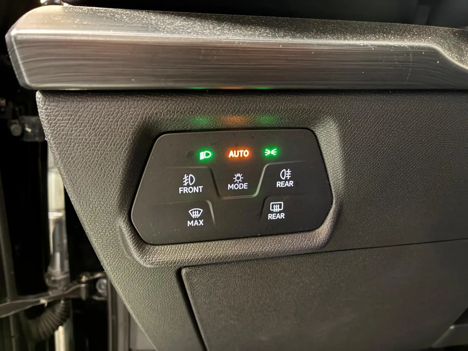 Gros plan sur le panneau de commandes d'éclairage intérieur noir du CUPRA Formentor 2.0 TDI 150 V 2022.