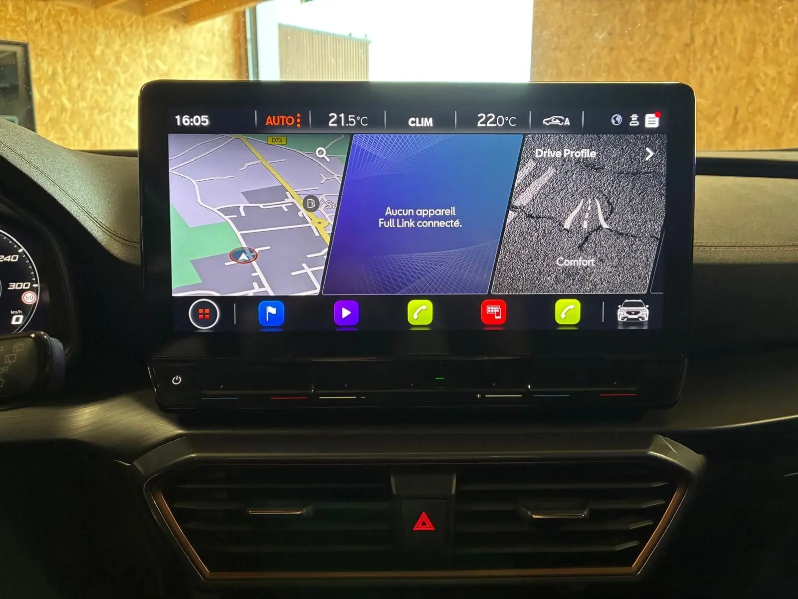 Écran tactile central du tableau de bord de la CUPRA Formentor 2.0 TDI 150 V affichant la navigation et les réglages climatiques.