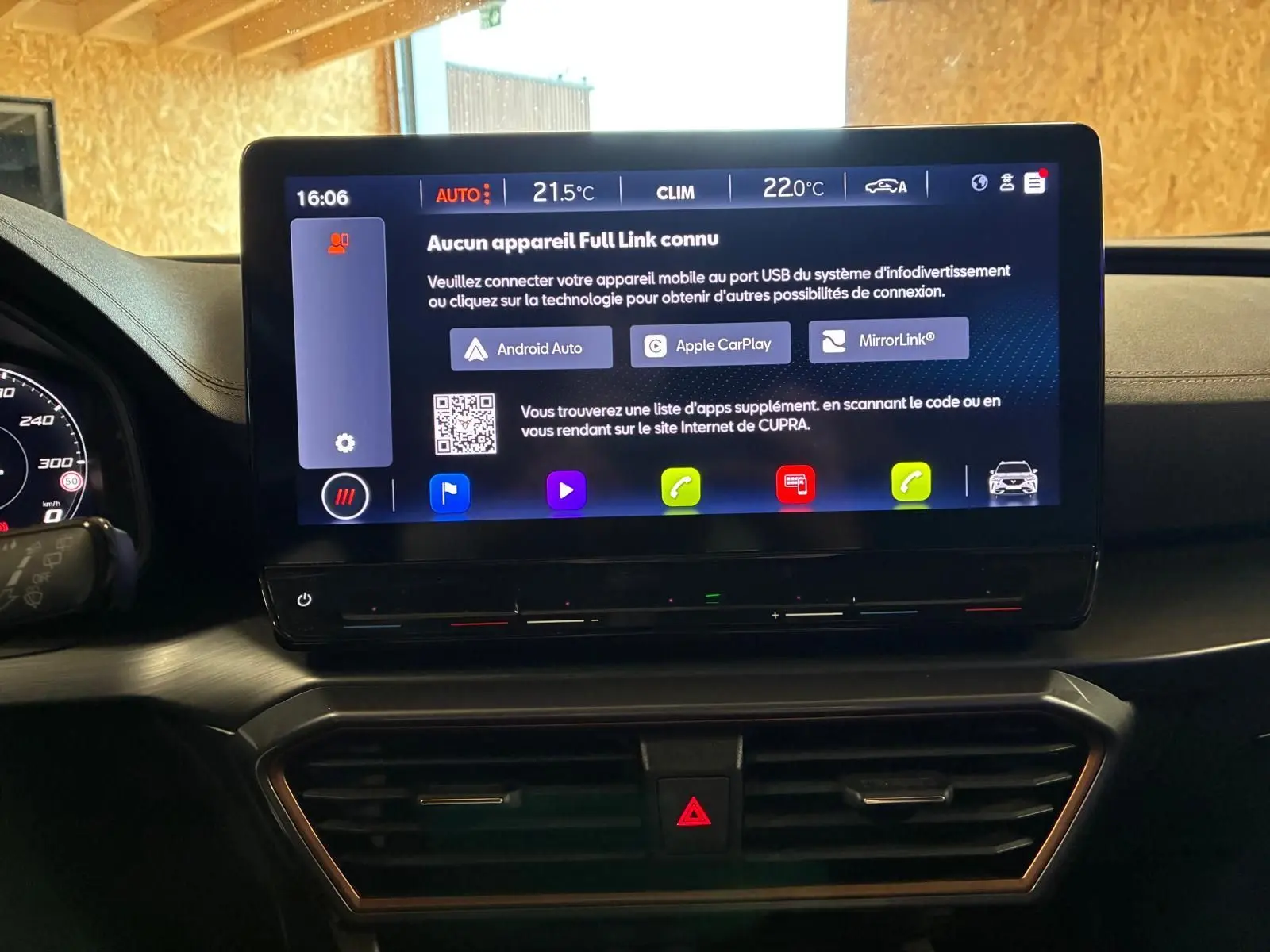 Écran tactile central du tableau de bord du CUPRA Formentor noir, affichant les options de connectivité Full Link.