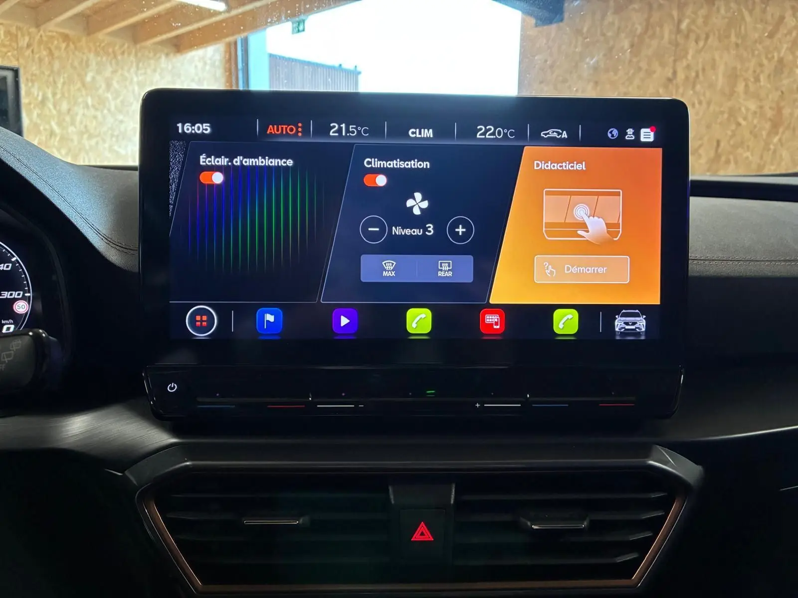 Écran tactile central du tableau de bord du CUPRA Formentor 2.0 TDI noir, affichant la climatisation et l’éclairage d’ambiance.