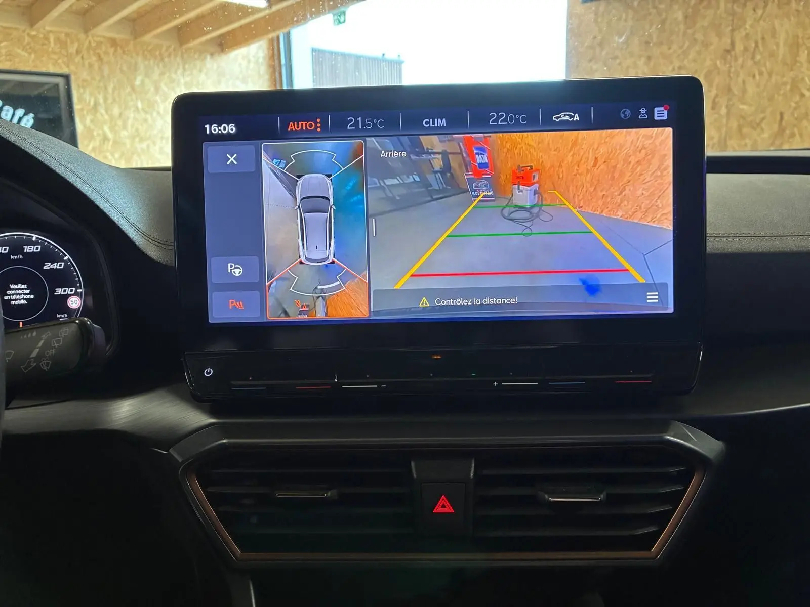 Écran tactile intérieur du CUPRA Formentor 2.0 TDI 150 V affichant la caméra de recul et l'aide au stationnement.