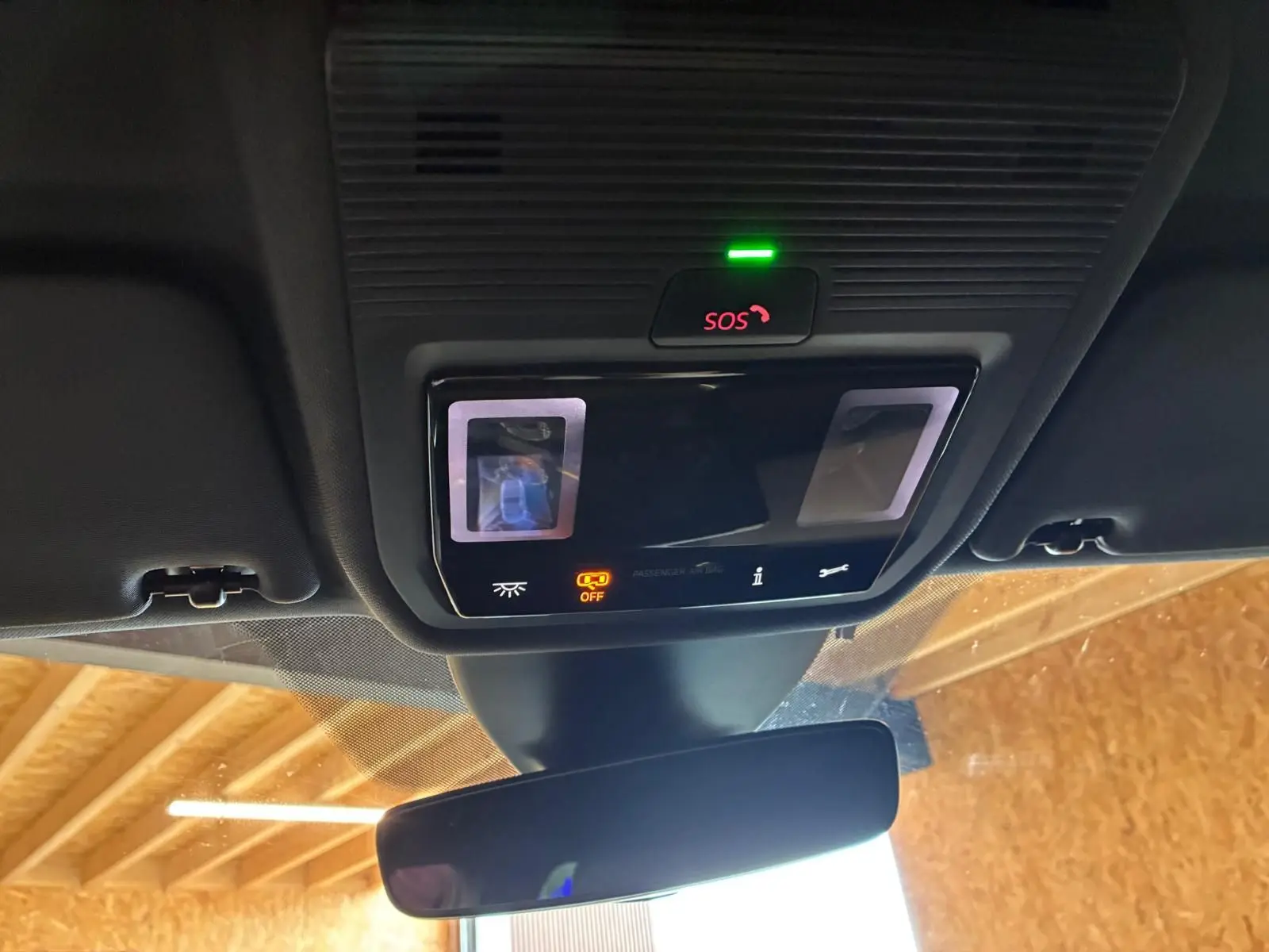 Vue intérieure du plafond avant du CUPRA Formentor noir, avec panneau de commandes et bouton SOS éclairé.