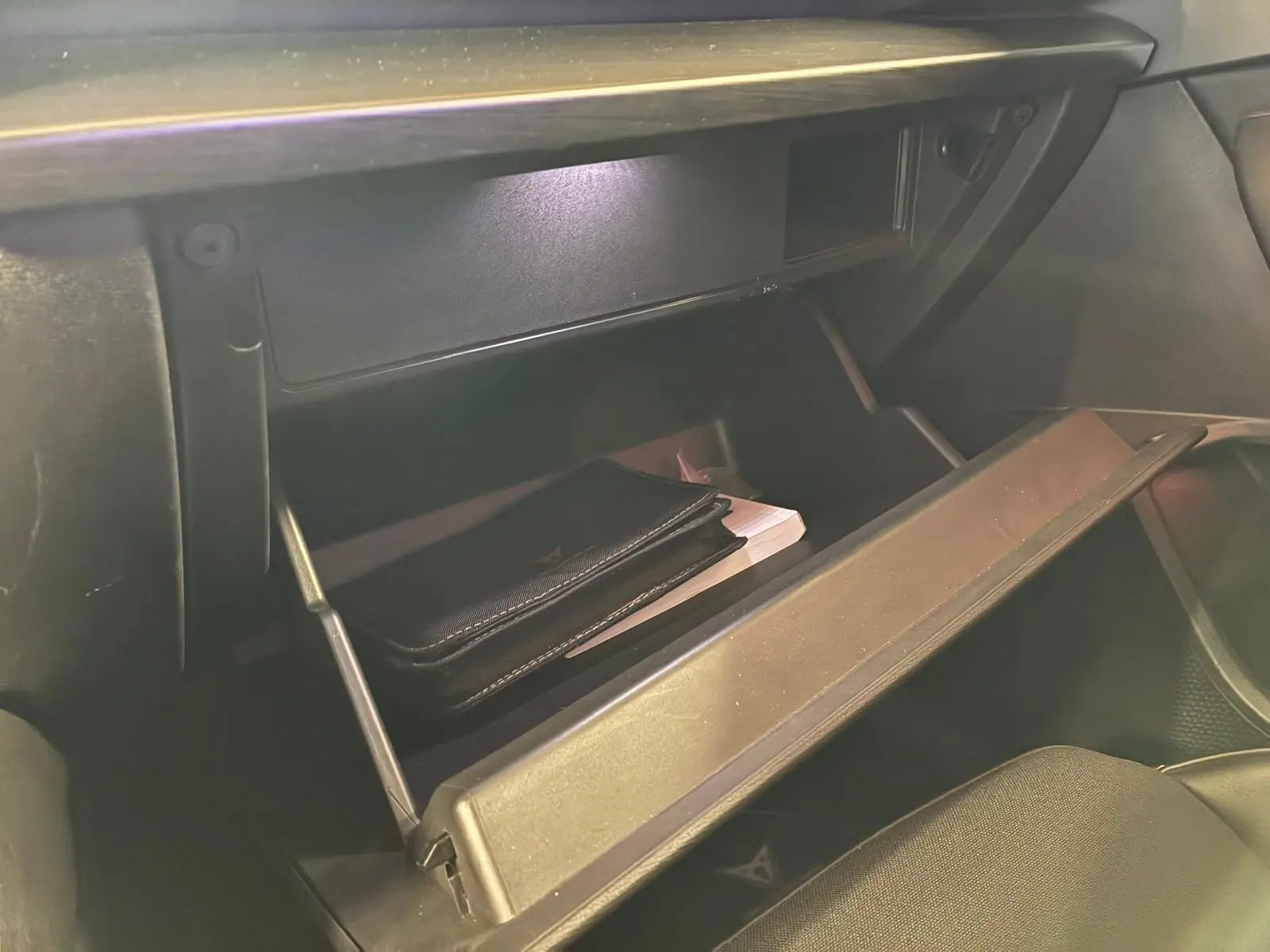 Gant de boîte à gants ouvert côté passager avec éclairage intérieur sur CUPRA Formentor noir, 2022.