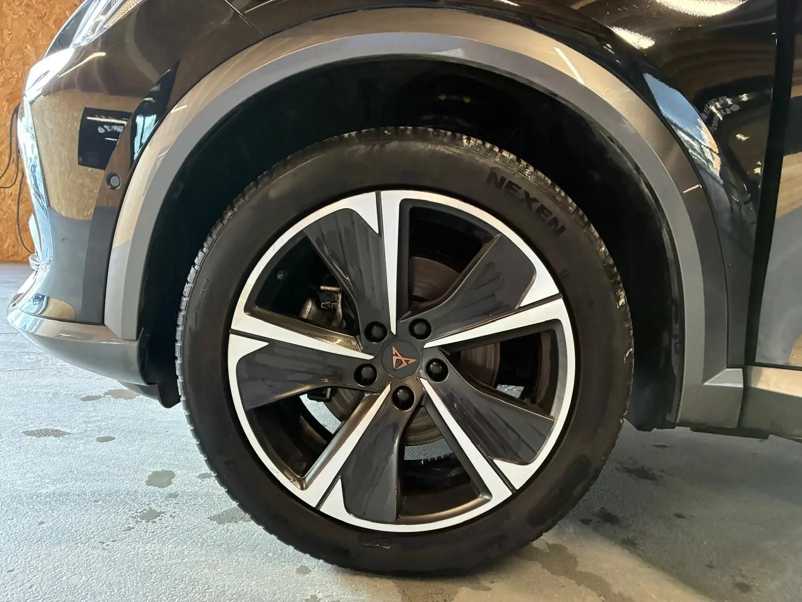 Gros plan sur la jante alu noire et argentée du côté avant droit d’un CUPRA Formentor noir.