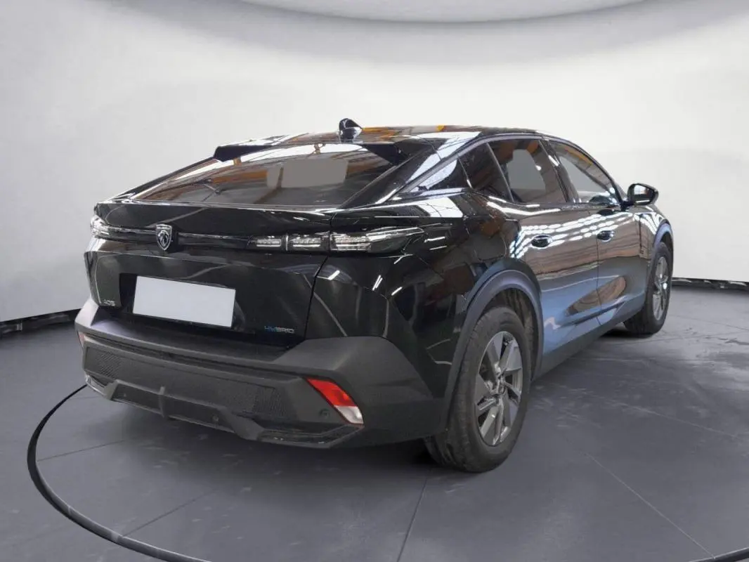 Vue 3/4 arrière droite d'une Peugeot 408 PHEV 180 e-EAT8 Allure noire avec jantes alliage et feux arrière LED distinctifs.
