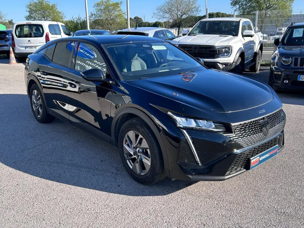 PEUGEOT 408 PHEV noir en 3/4 avant droit, jantes alliage 17 pouces et calandre au design moderne visible.