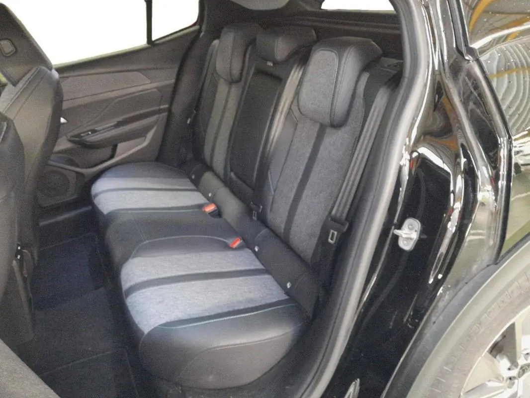 Vue intérieure côté droit des sièges arrière gris et noirs du Peugeot 408 PHEV 180 e-EAT8 Allure 2024 noir.