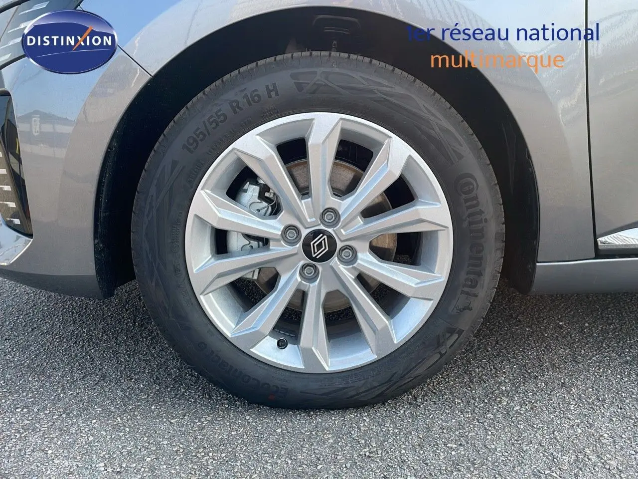 Gros plan sur la roue avant droite gris schiste métal d'une Renault Clio 1.5 DCI 100ch Evolution 2025 avec jante alliage.