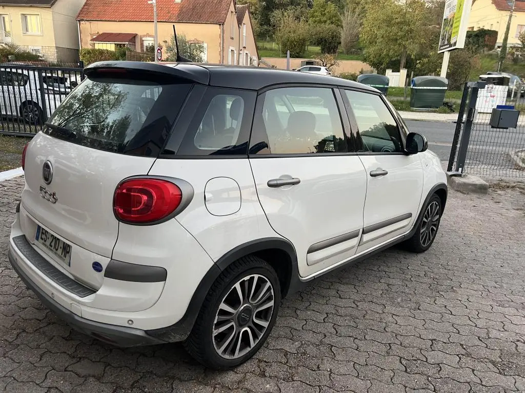 Fiat 500L 2017 vue 3/4 arrière côté droit, peinture bi-color blanc avec toit noir et feux arrière arrondis rouges.
