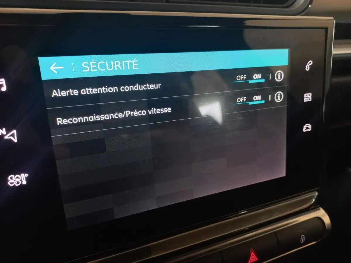 Écran tactile central de la Citroën C3 2024 affichant les options de sécurité activées, vue intérieure rapprochée.