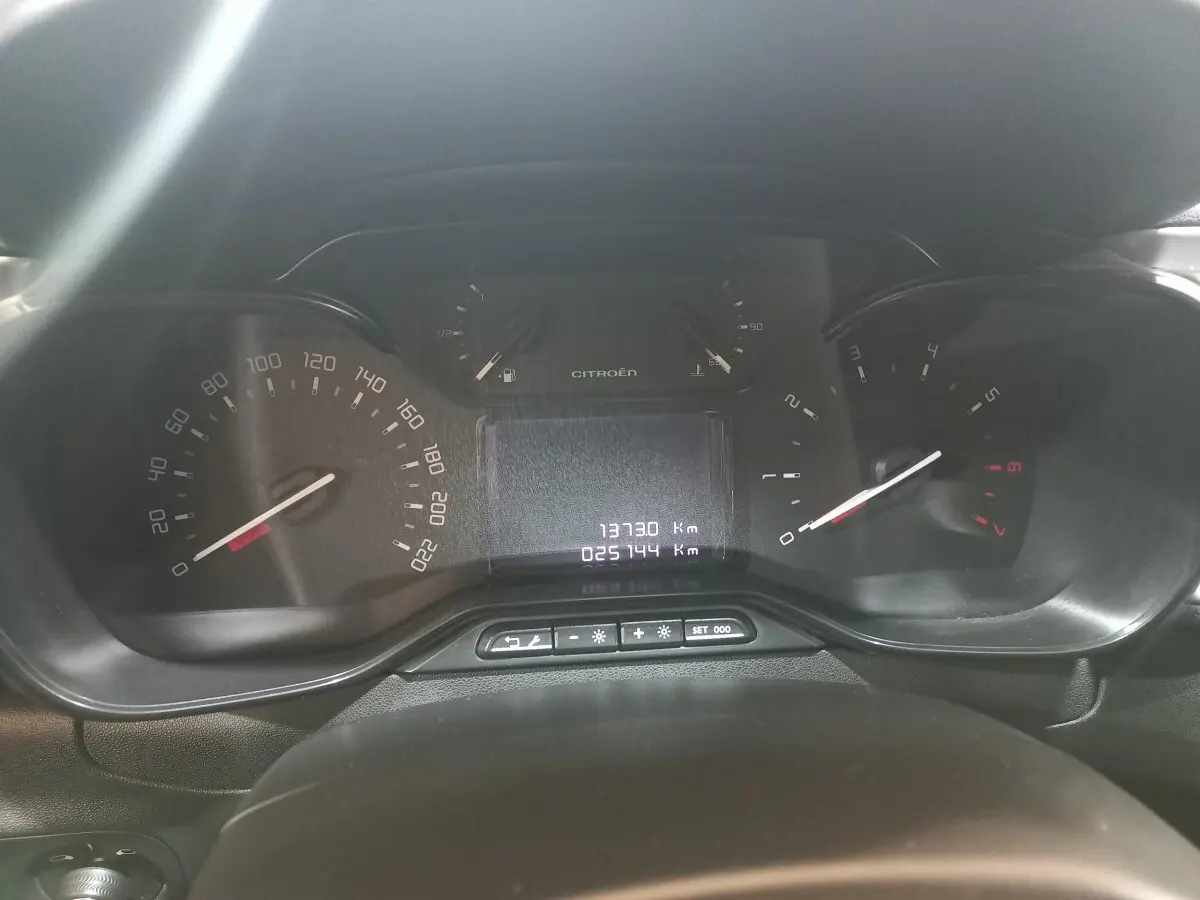 Vue rapprochée du tableau de bord noir de la Citroën C3 2024, affichant compteur, compte-tours et kilométrage numérique.