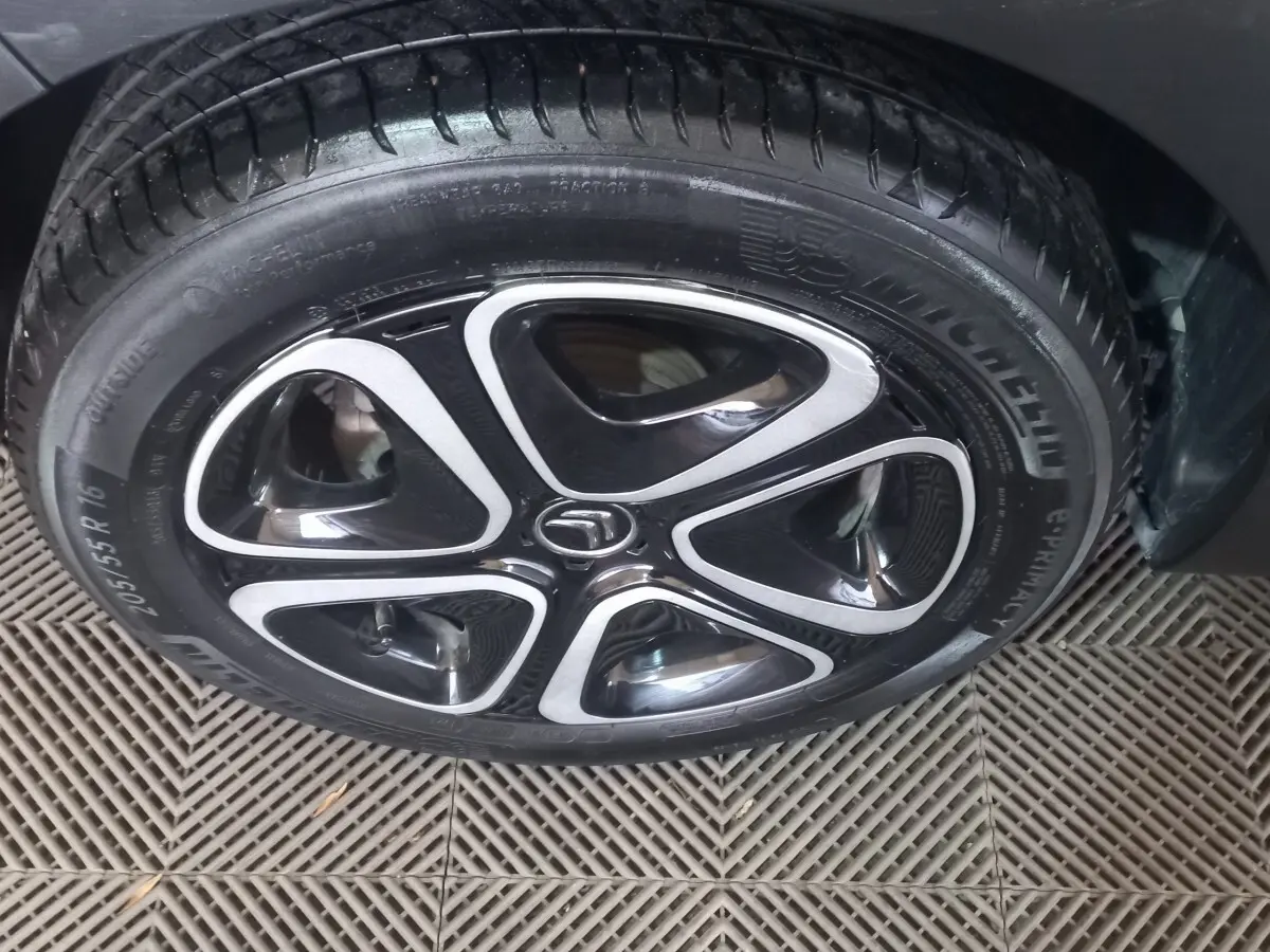 Gros plan sur la roue avant droite noire de la Citroën C3 2024 avec jante alliage au design moderne.