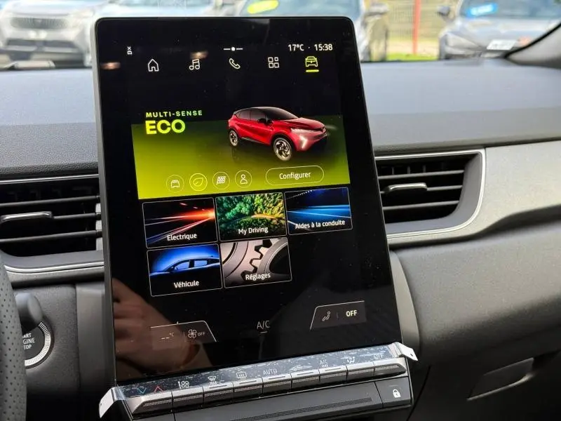 Écran tactile central affichant la Renault Captur rouge Flamme en mode Eco, vue intérieure du tableau de bord.