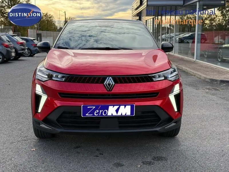 Vue avant d'un Renault Captur 2025 rouge flamme avec feux LED et calandre noire distinctive.
