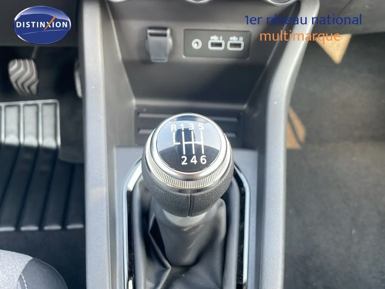 Le levier de vitesse manuel 6 rapports de la Renault Clio 1.5 DCI 100ch Evolution, intérieur noir.