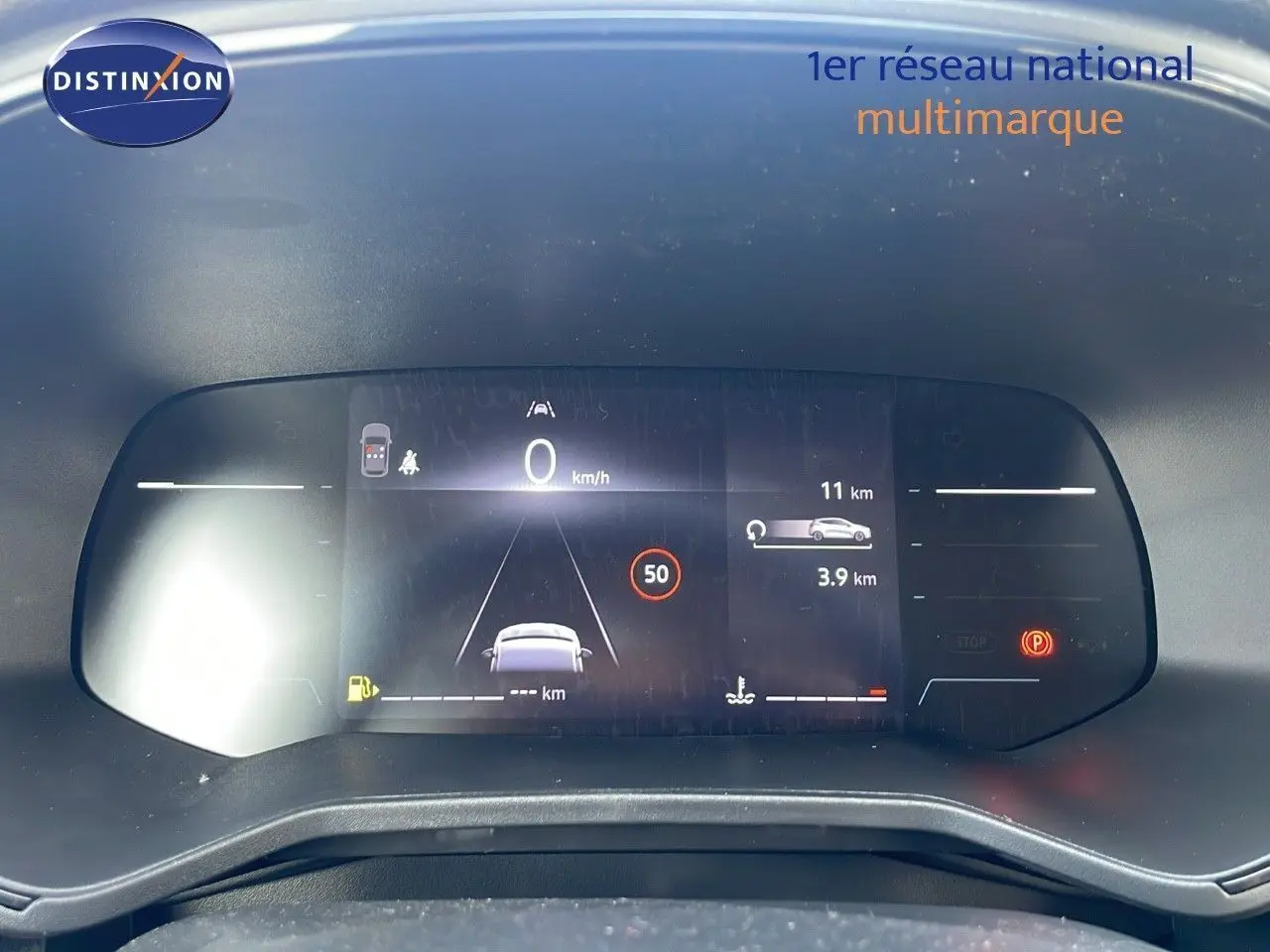 Affichage numérique du tableau de bord de la Renault Clio 1.5 DCI 100ch Evolution, montrant la vitesse à 0 km/h.