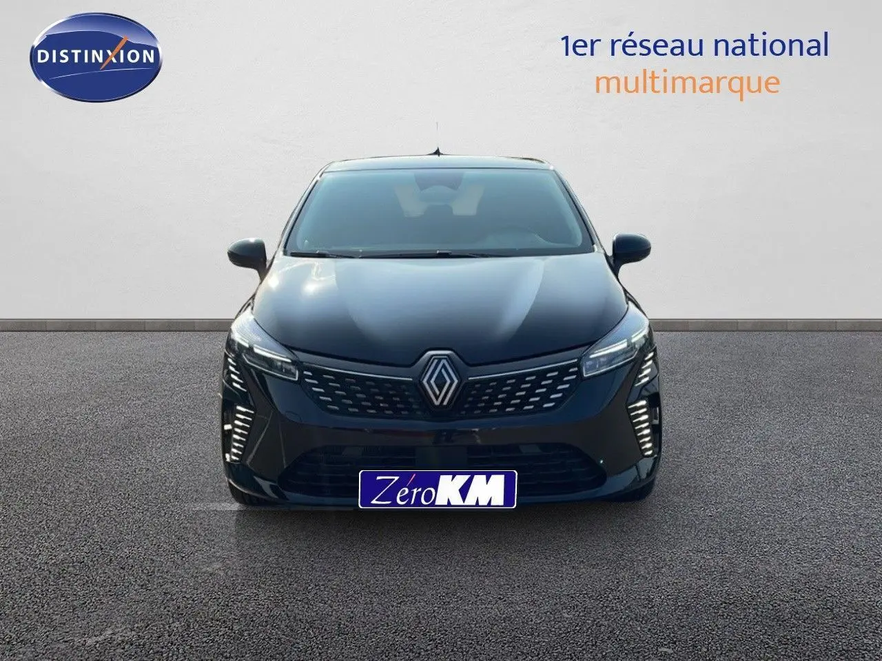 Vue frontale d'une Renault Clio 1.5 DCI 100ch Evolution noire étoile métal avec feux LED et calandre moderne.