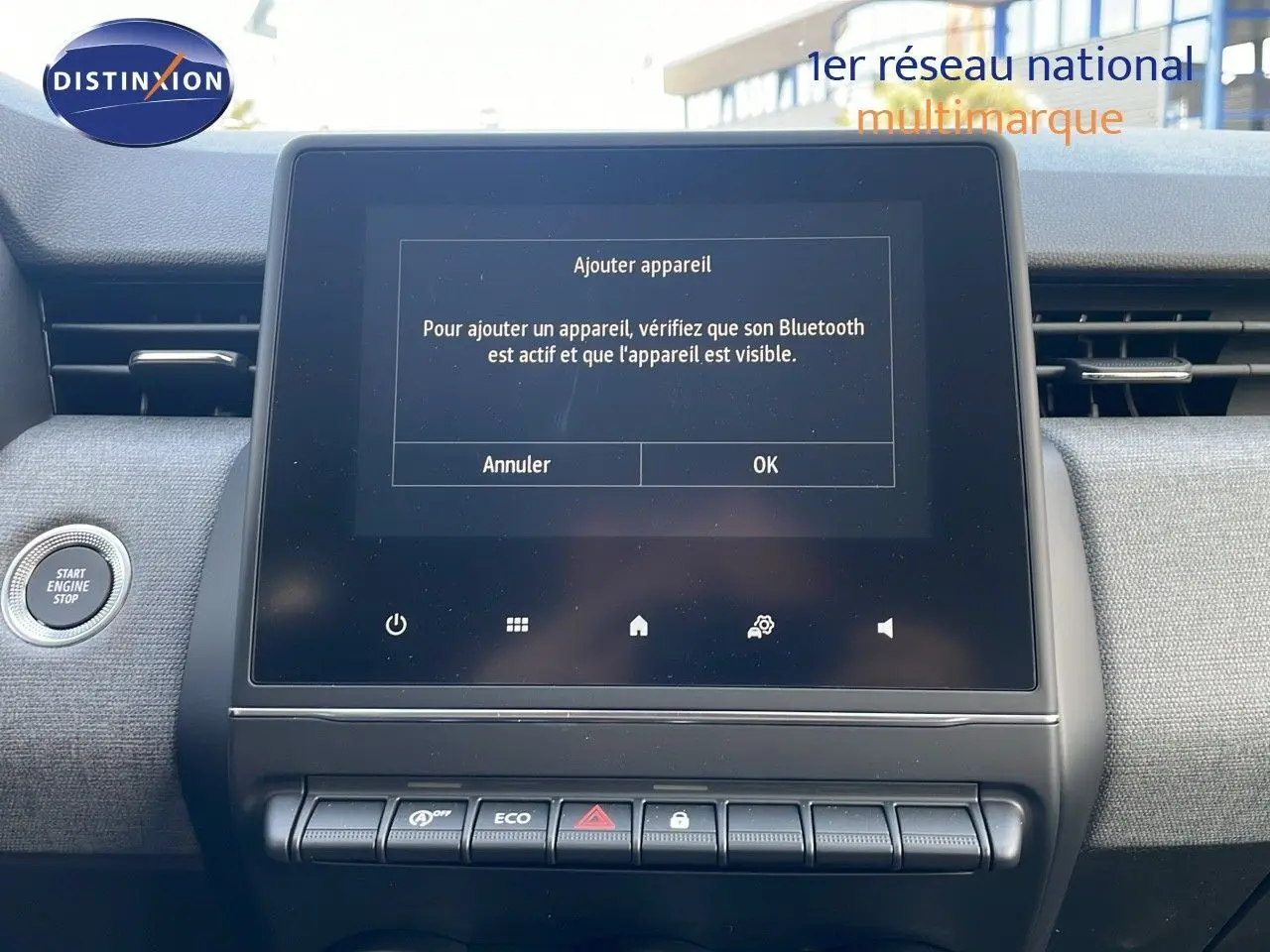 Écran tactile central affichant la connexion Bluetooth dans l'habitacle gris noir de la Renault Clio 1.5 DCI 2025.