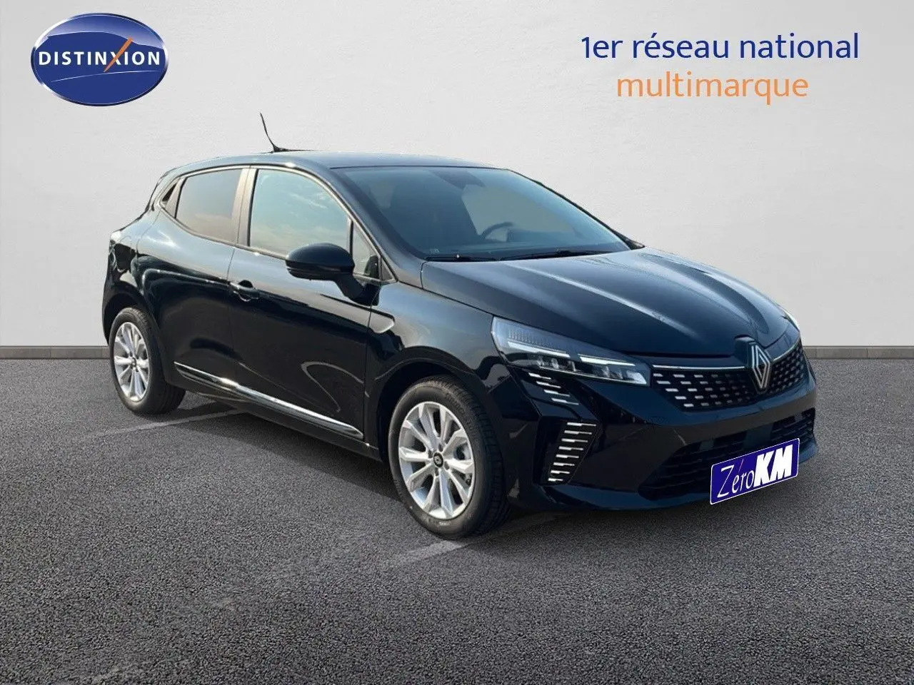 Renault Clio 2025 noir étoile métal vue 3/4 avant droit avec phares LED et jantes alliage 16 pouces.