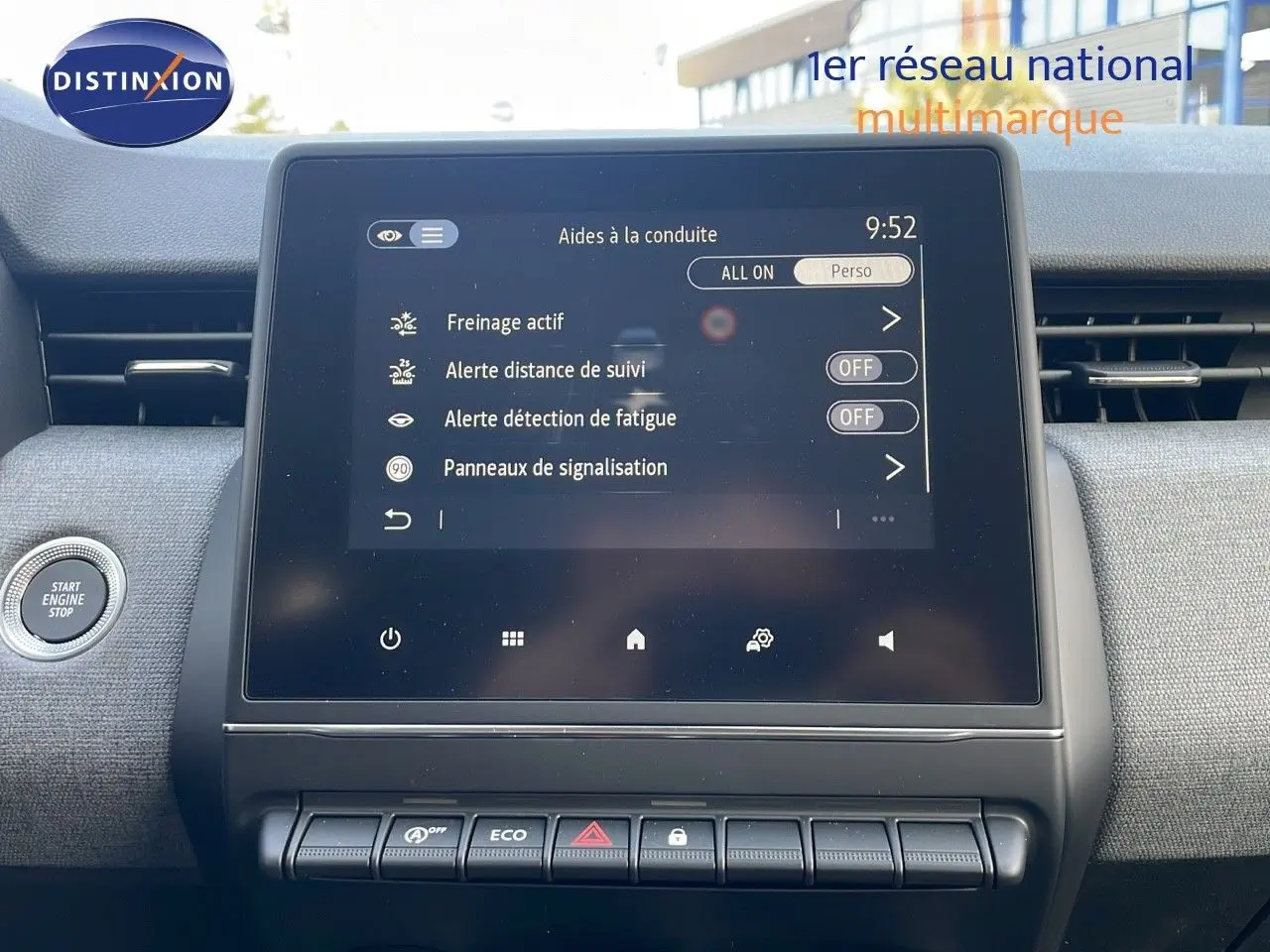 Écran tactile central affichant les aides à la conduite dans l'habitacle d'une Renault Clio noir étoile métal 2025.
