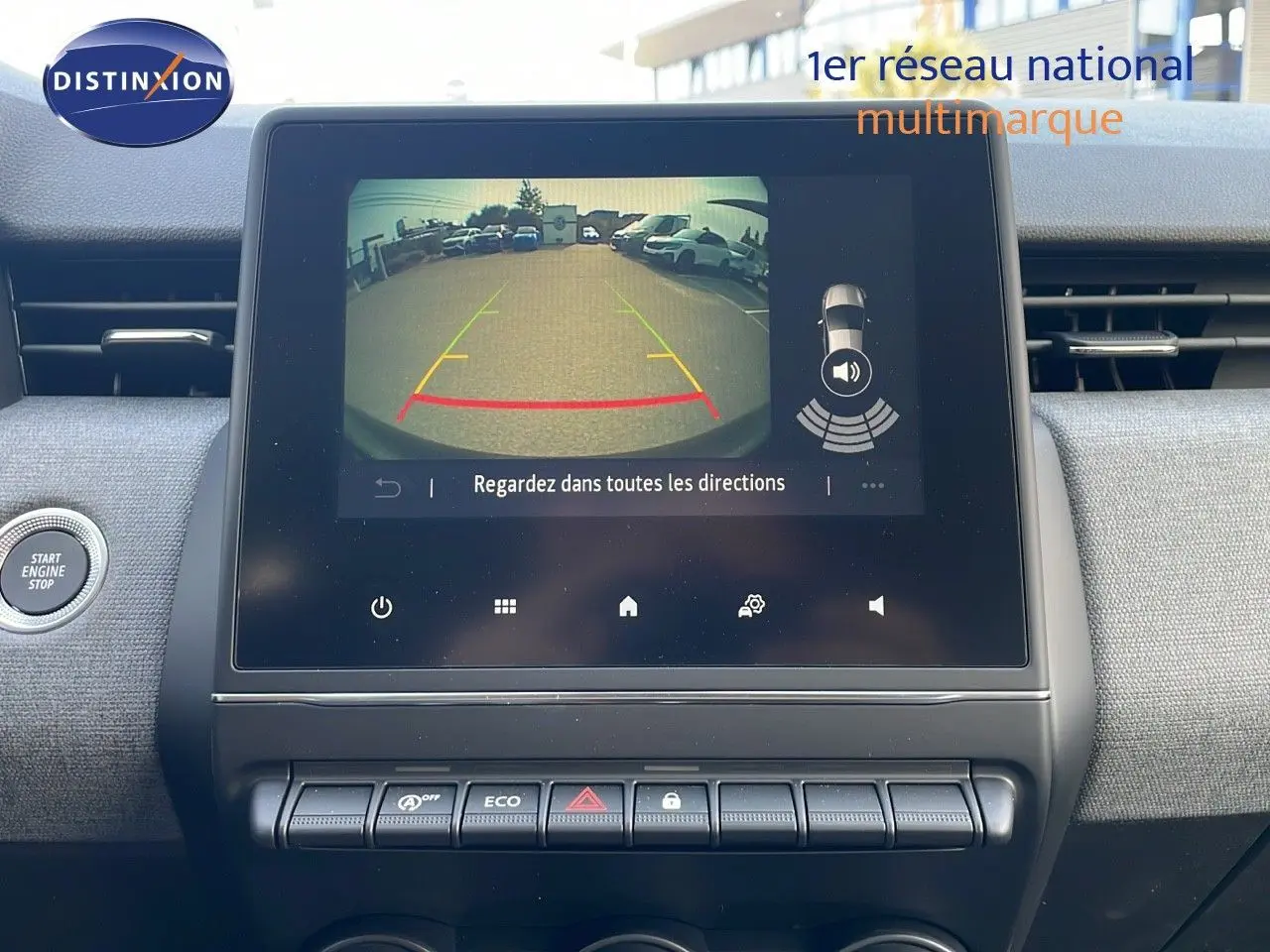 Écran central de la Renault Clio 1.5 DCI 100ch Evolution montrant la caméra de recul avec lignes de guidage colorées.