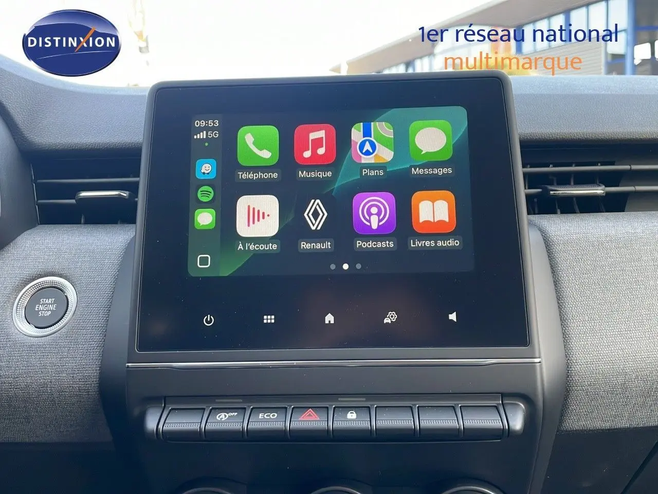 Écran tactile central affichant les applications connectées dans l'habitacle d'une Renault Clio noire étoile métal.
