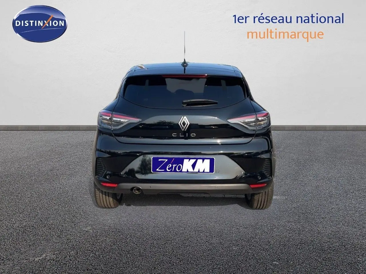 Vue arrière d'une Renault Clio noire étoile métal 2025 avec feux LED et plaque Zero KM visible.