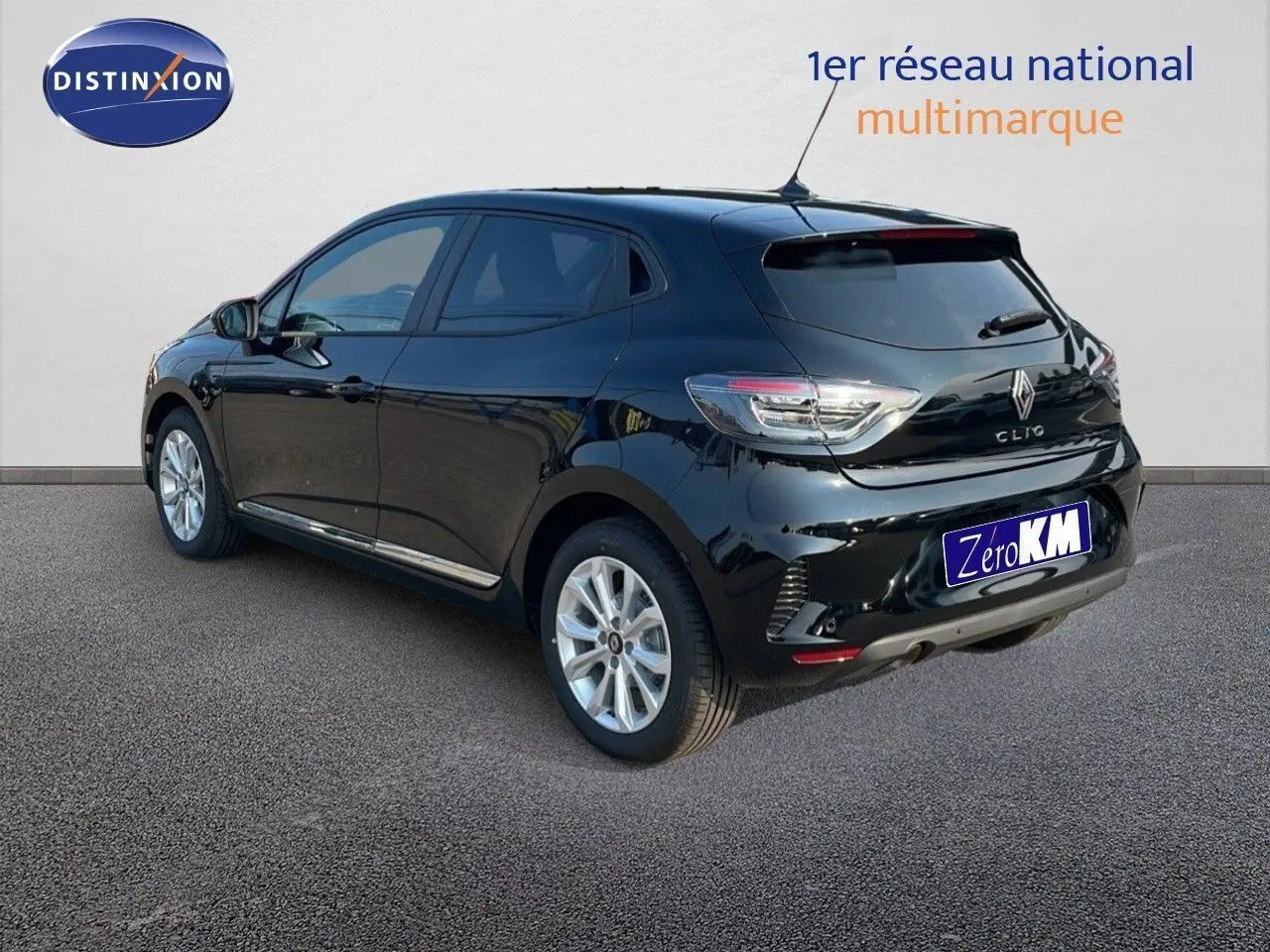 Renault Clio 2025 noir étoile métal vue 3/4 arrière côté gauche, feux arrière LED et jantes alliage visibles.