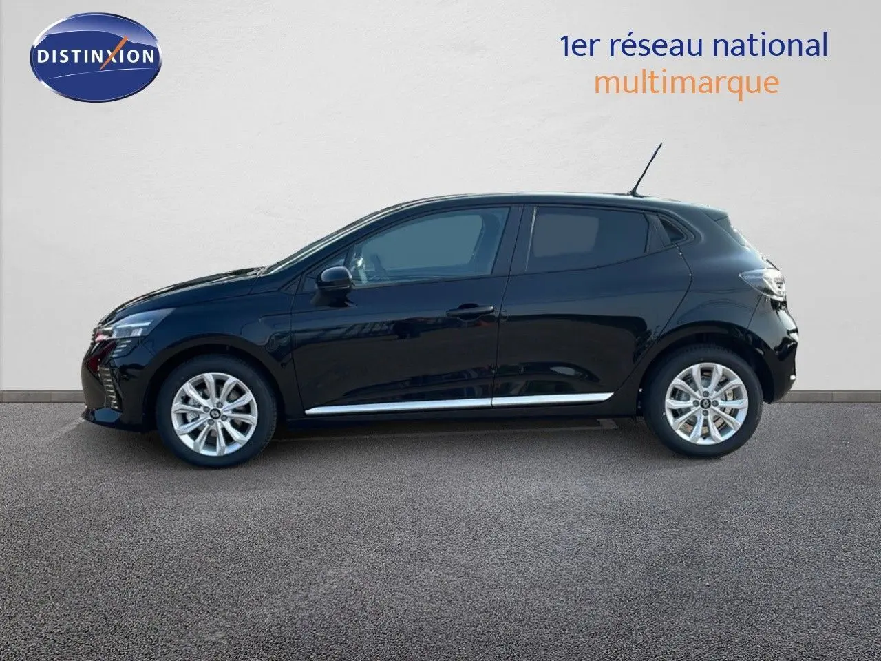 Profil côté gauche de la Renault Clio 1.5 DCI 100ch Evolution noire étoile métal avec jantes alliage 16 pouces.