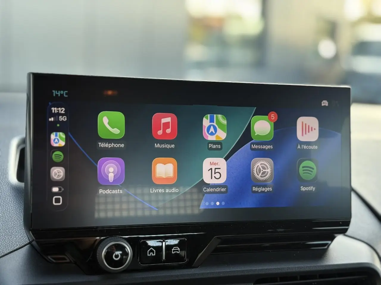 Écran tactile 10 pouces du tableau de bord du Citroën Berlingo Multispace 2025 affichant Apple CarPlay.