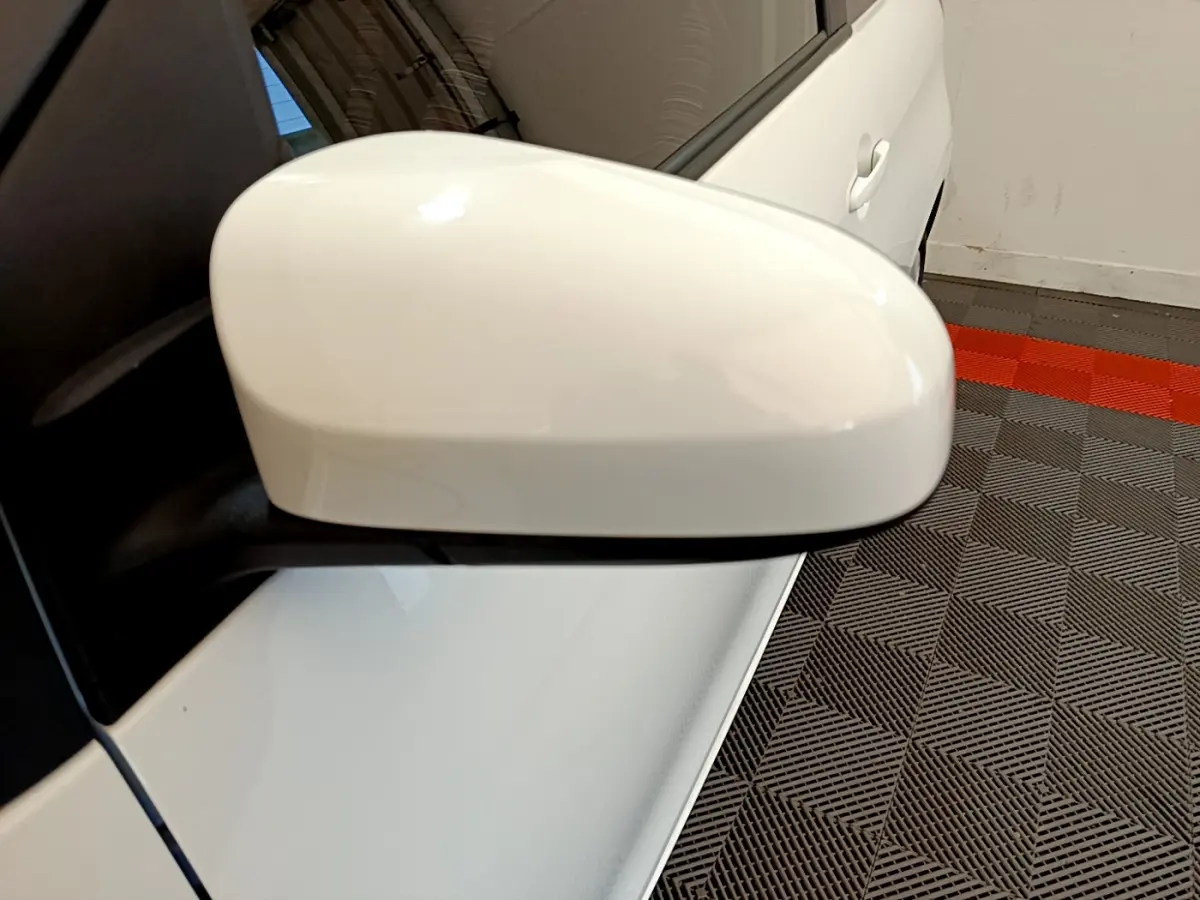 Rétroviseur droit blanc de la Citroën C1 VTi 72 S&S Feel 2020, vue rapprochée côté passager.