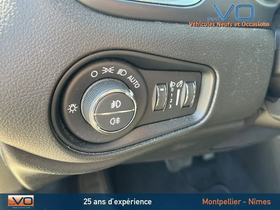 Gros plan sur le sélecteur des phares et réglages d’éclairage dans l’habitacle du Jeep Renegade 2024 noir.