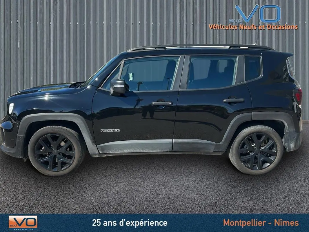 Vue latérale droite d'un Jeep Renegade noir 2024 avec barres de toit et jantes alliage 18 pouces.