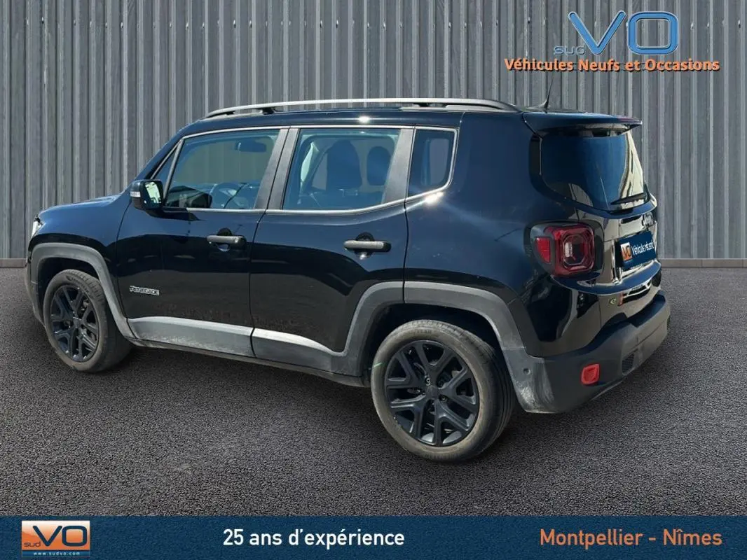 Jeep Renegade noir en vue profil côté gauche, avec barres de toit et jantes alliage 18 pouces visibles.