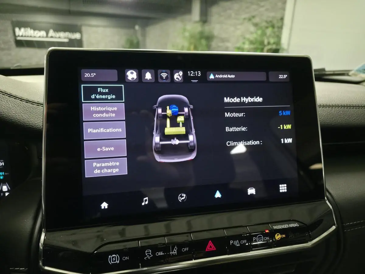 Écran tactile intérieur du Jeep Compass 2024 montrant le mode hybride et le flux d'énergie.