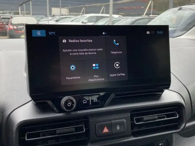 Écran tactile central du tableau de bord du Citroën Berlingo gris Artense, affichant le menu radio et Apple CarPlay.