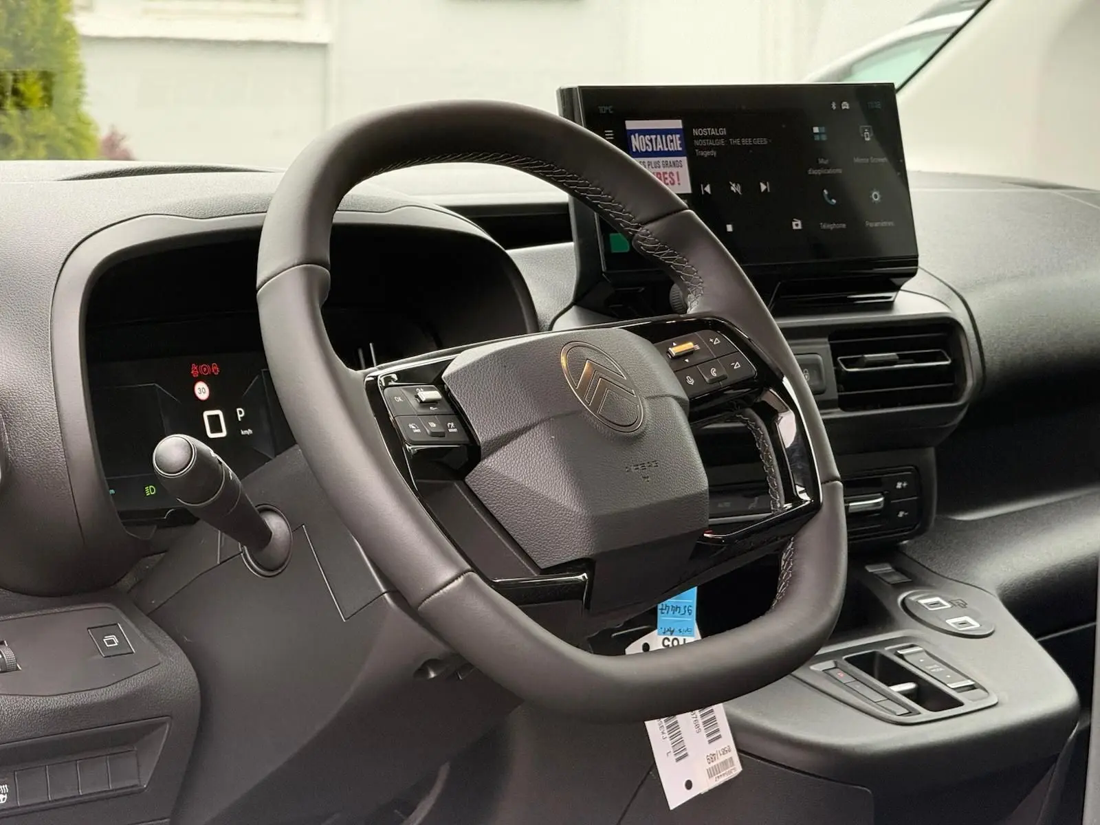 Vue rapprochée du volant et du tableau de bord numérique du Citroën Berlingo 2025, finition gris Artense.