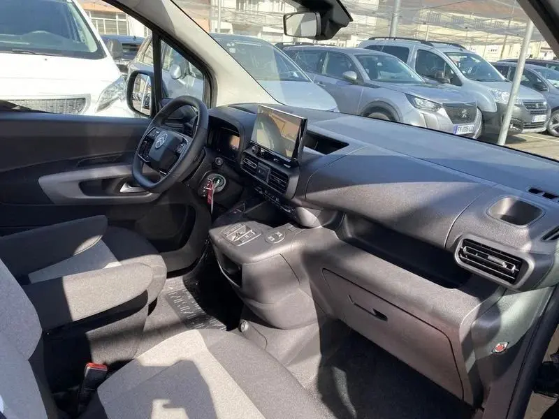 Intérieur avant droit du Citroën Berlingo gris Artense 2025, tableau de bord moderne avec écran tactile central.