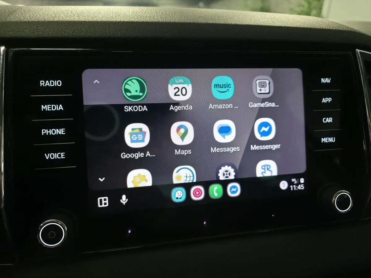 Écran tactile central du Skoda Karoq 2018 affichant les applications multimédia et navigation.