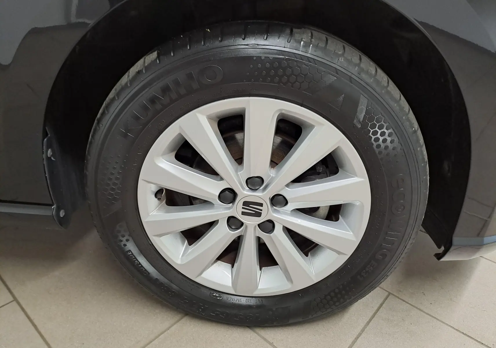 Gros plan sur la roue avant droite d'une SEAT Ibiza 2024 noir minuit avec jante argentée et pneu Kumho.