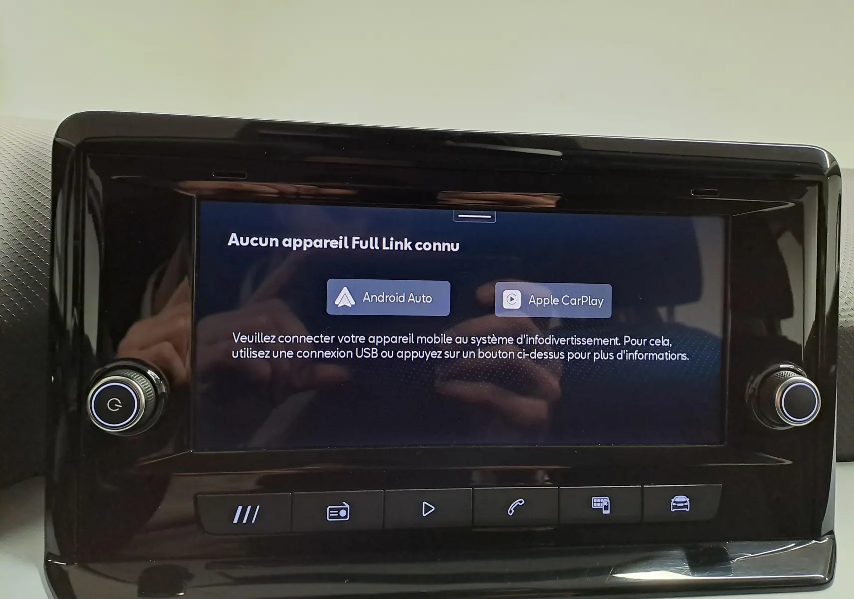 Écran tactile central noir de la SEAT Ibiza 2024 affichant les options Android Auto et Apple CarPlay, avec boutons de commande.