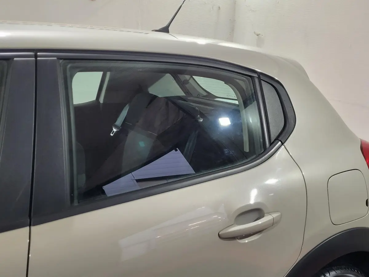 Vue côté droit arrière d'une Citroën C3 beige 2022, mettant en valeur la porte arrière et la trappe à carburant.