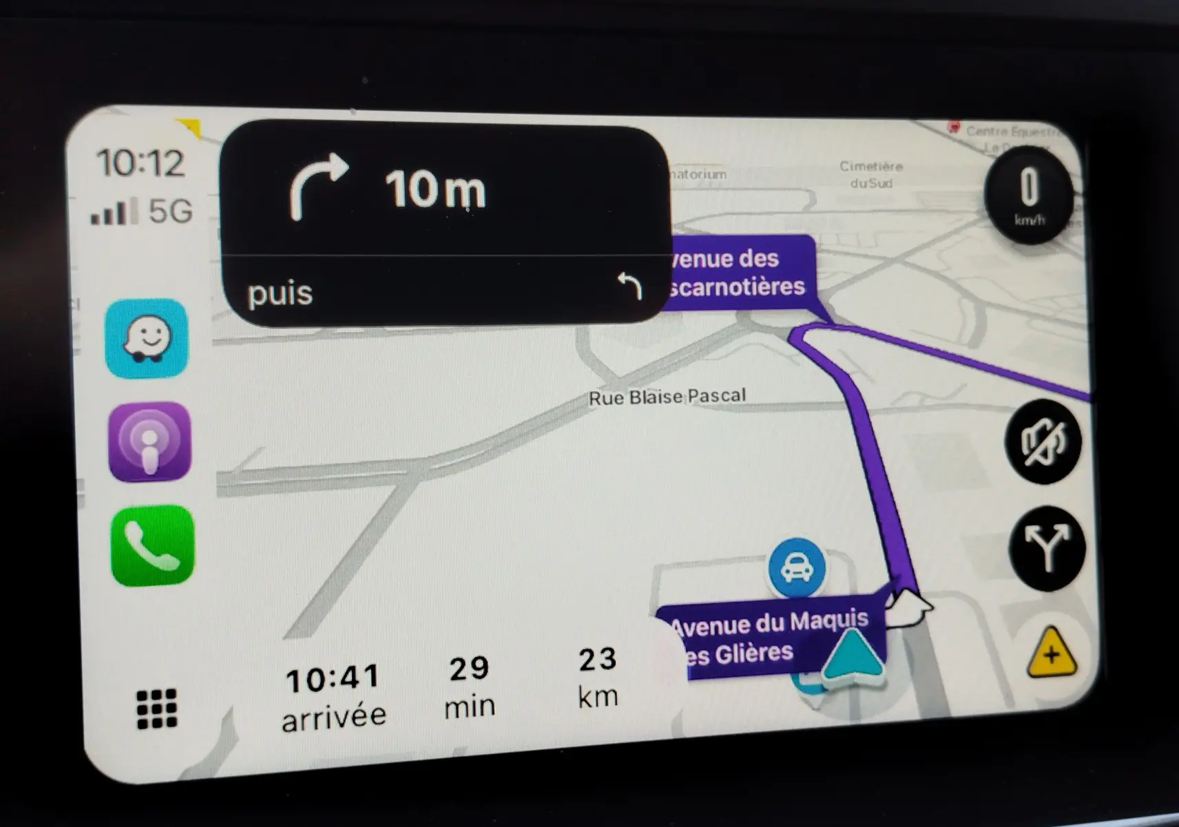 Écran de navigation intérieur du Renault Kadjar 1.3 TCe 140ch 2021 montrant un itinéraire avec instructions au tournant.
