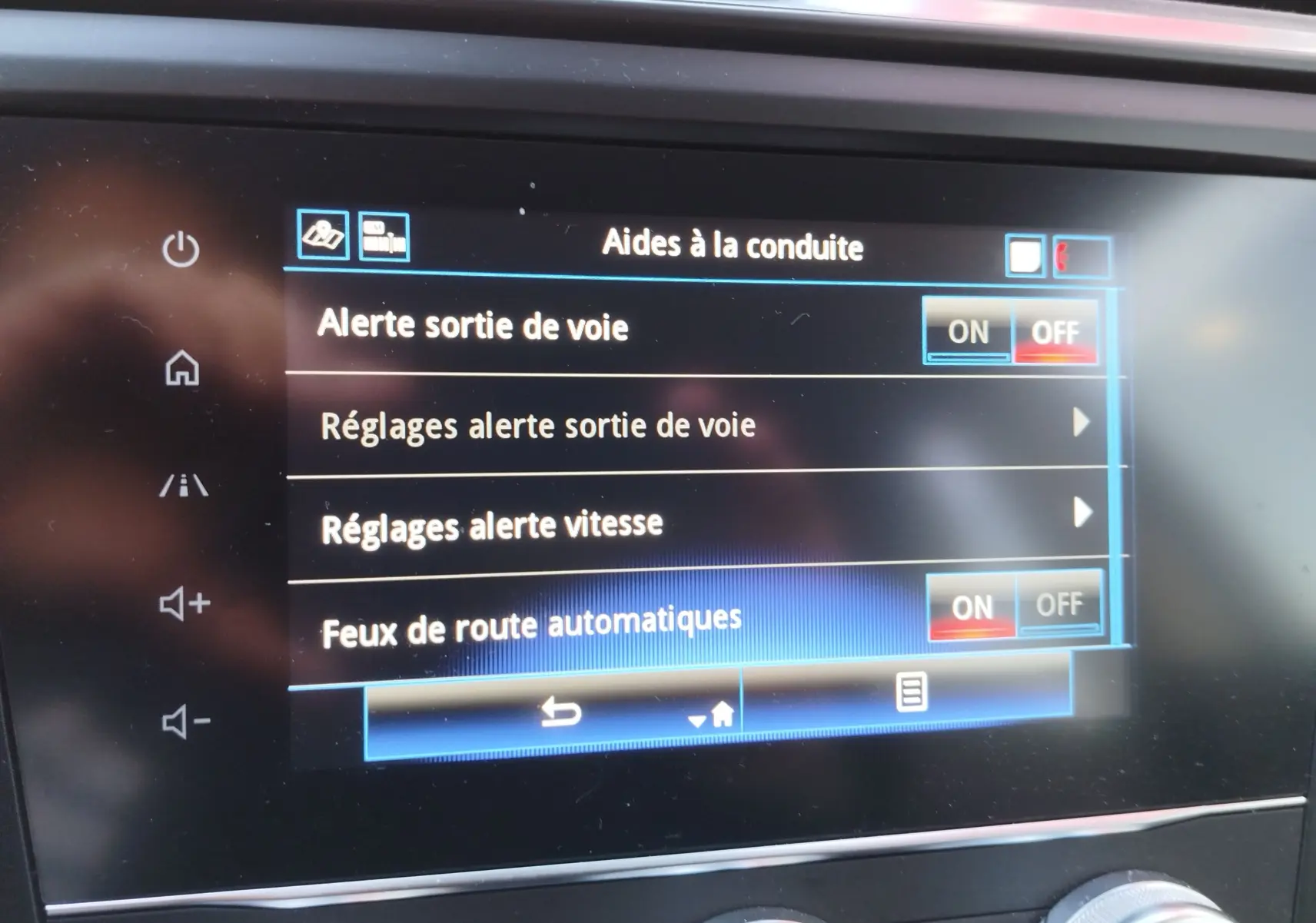 Écran tactile intérieur du Renault Kadjar 2021 affichant les réglages des aides à la conduite, vue frontale rapprochée.