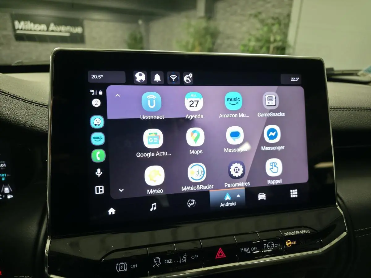Écran tactile central du Jeep Compass 2024 affichant les applications Android Auto, vue intérieure avant.