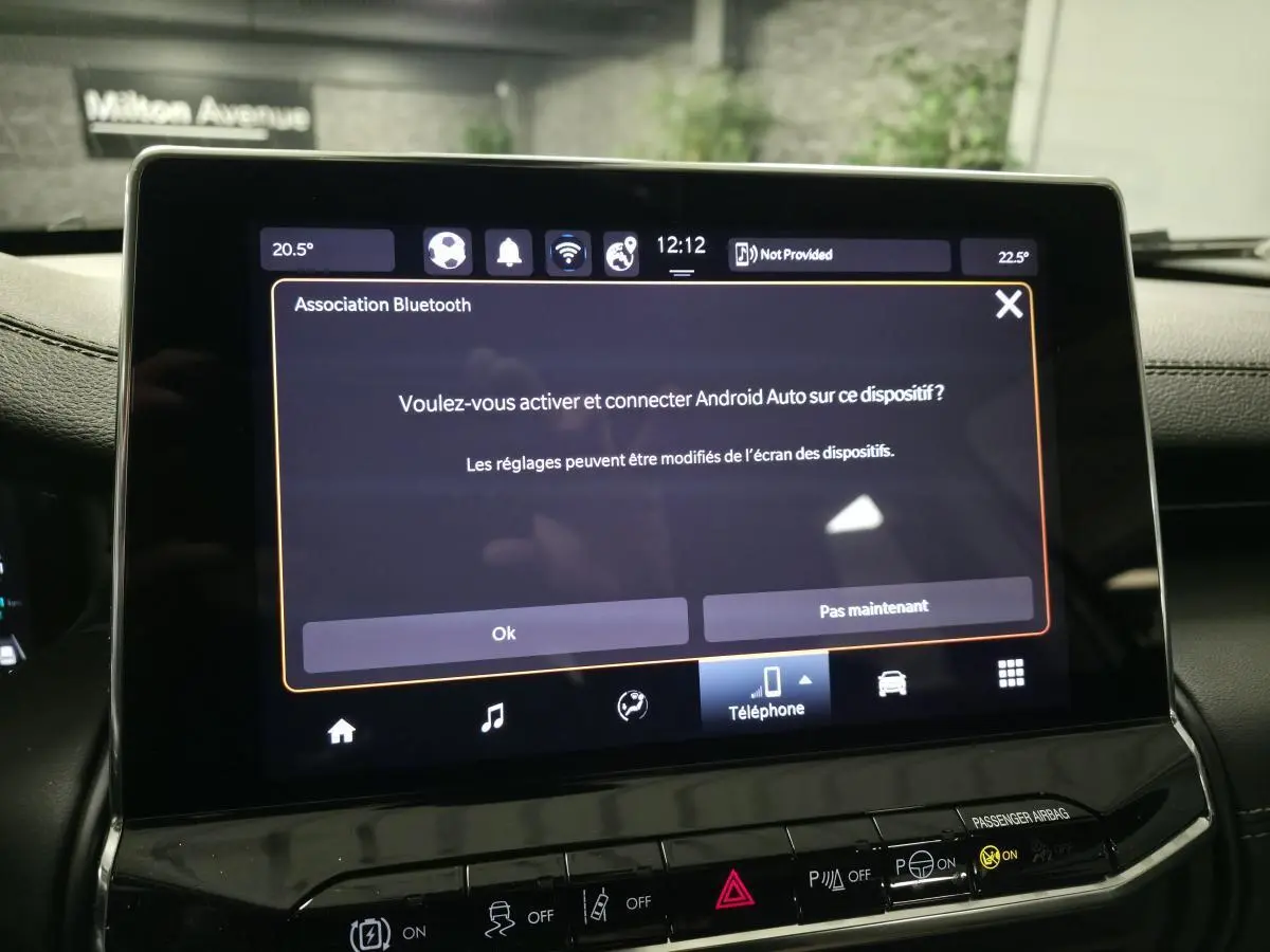 Écran tactile central du tableau de bord d'une Jeep Compass 2024 affichant une demande de connexion Android Auto.