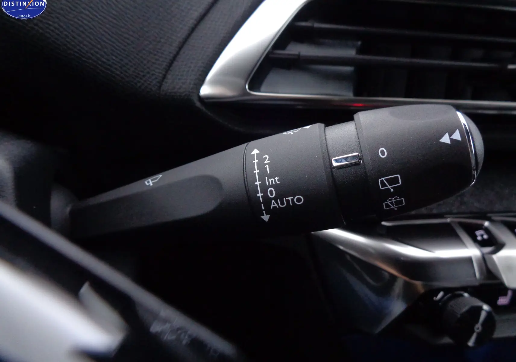 Gros plan sur la commande d’essuie-glace du Peugeot 3008 bleu Célèbes Métal, avec détails des réglages visibles.