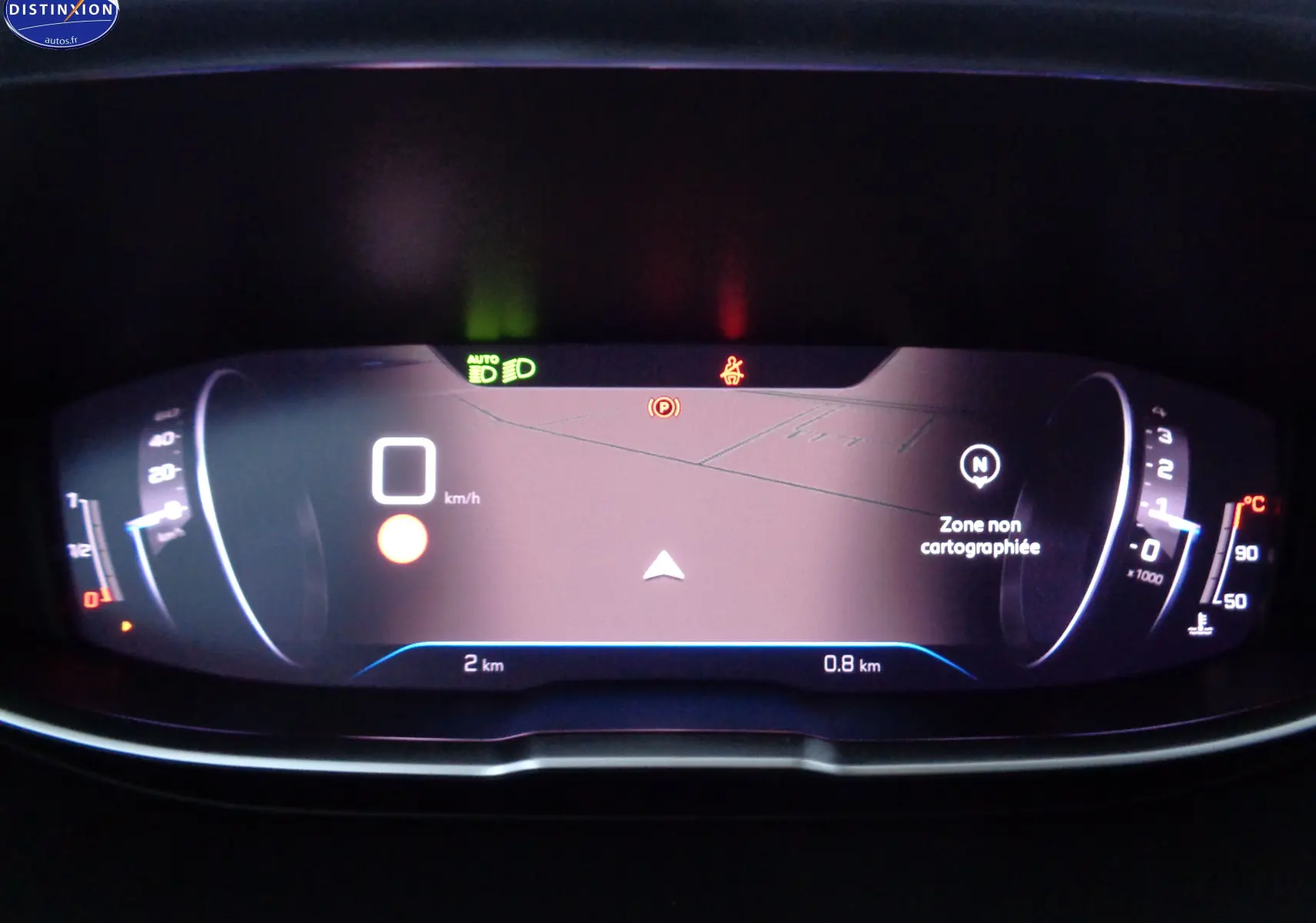 Tableau de bord numérique du Peugeot 3008 2023 affichant la vitesse à 0 km/h et une carte non cartographiée.