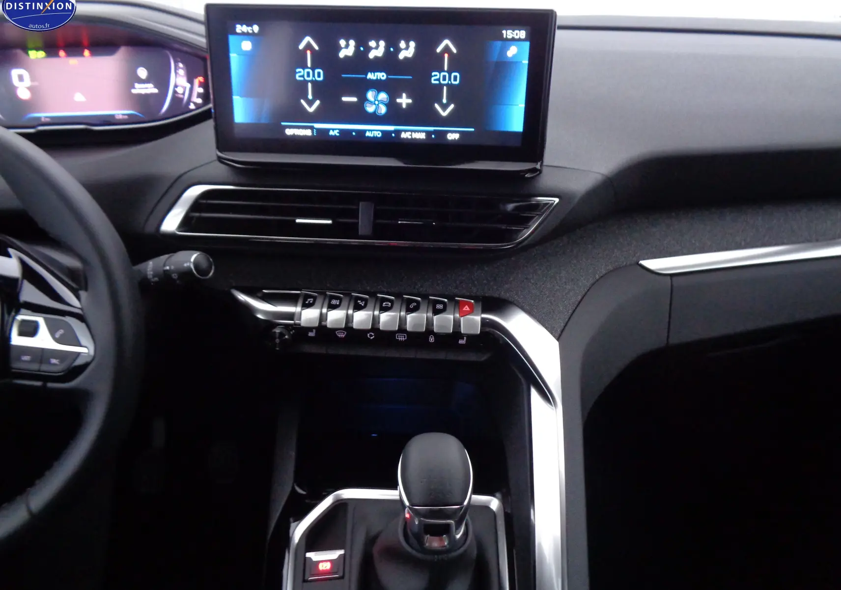 Vue intérieure du tableau de bord du Peugeot 3008 2023, avec écran tactile et commandes argentées sur fond noir.