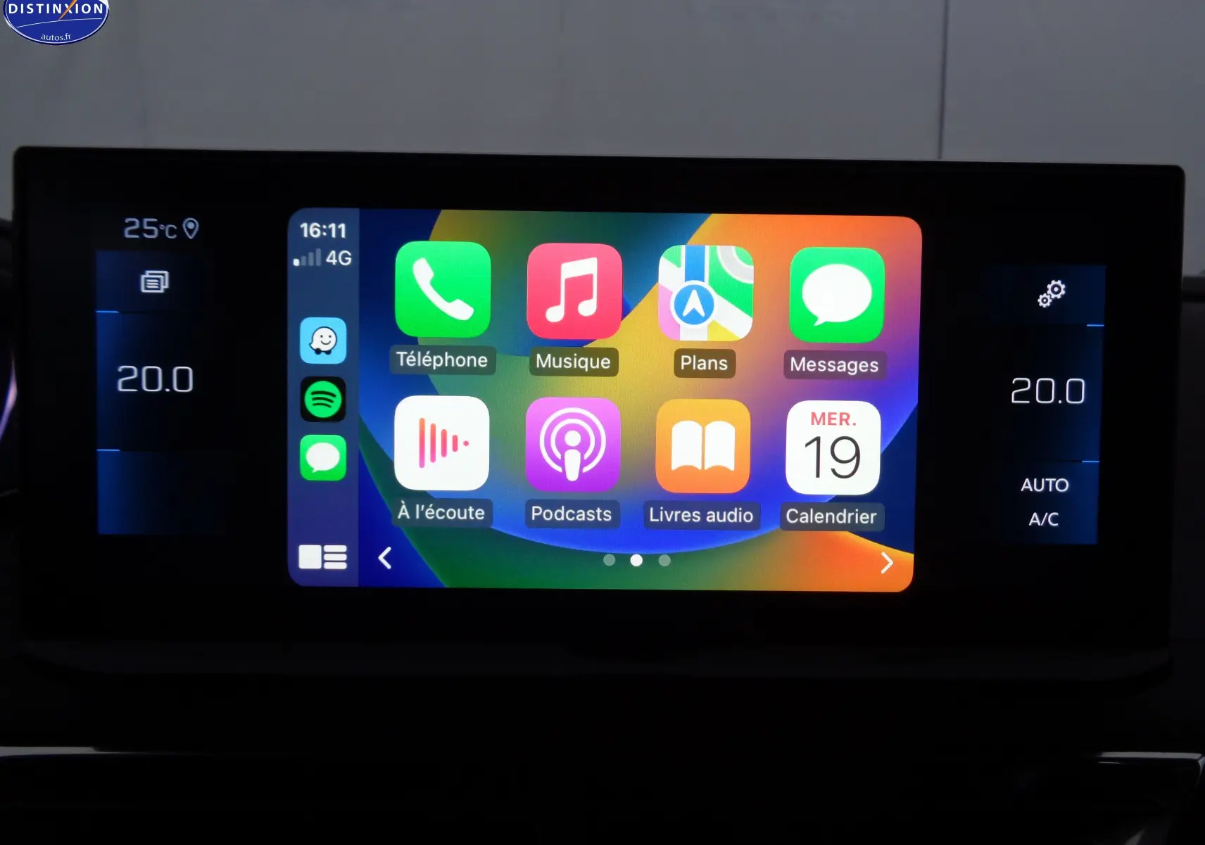 Écran tactile central du Peugeot 3008 2023 affichant les applications Apple CarPlay avec commandes climatisation à 20°C de chaque côté.